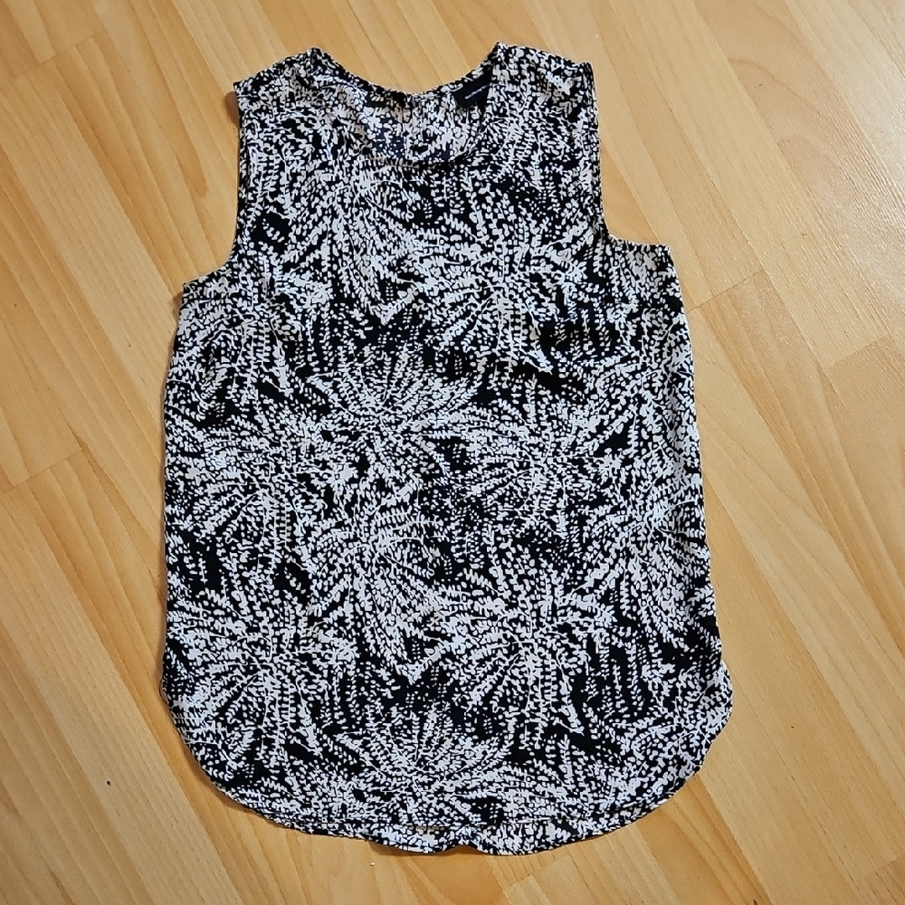4/$10 Who What Wear Black and White/Light Cream Sleeveless Flowy Top